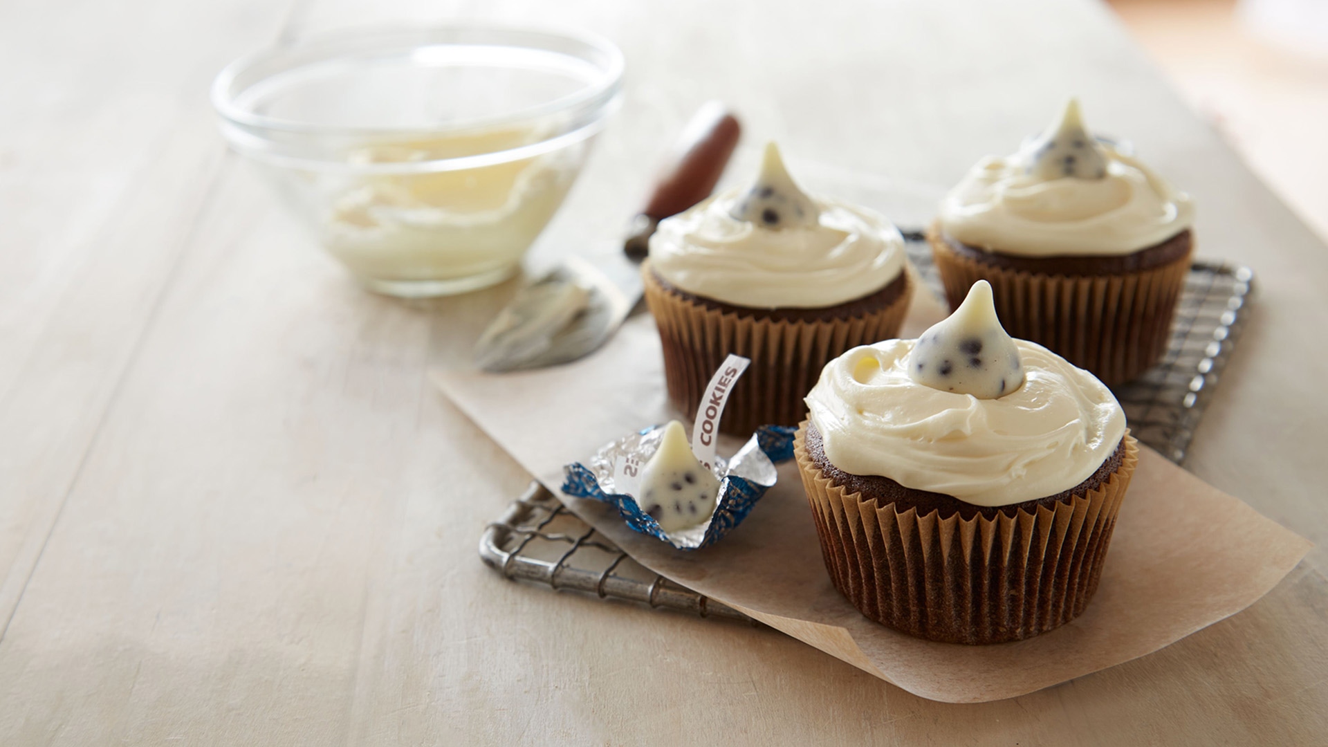 cookies n creme filled chocolate cupcakes