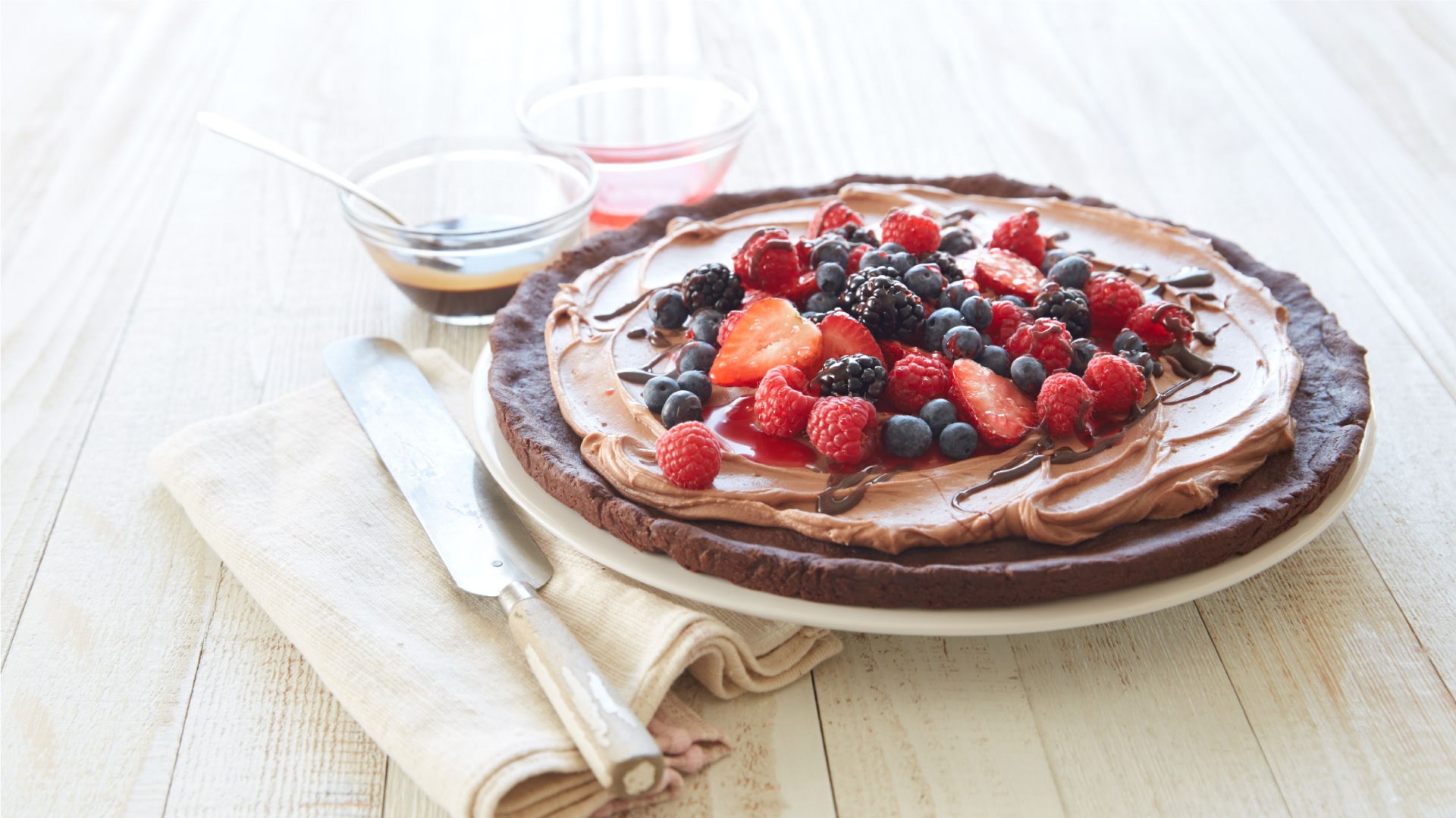 HERSHEY'S Syrup Fudgey Fruit Pizza