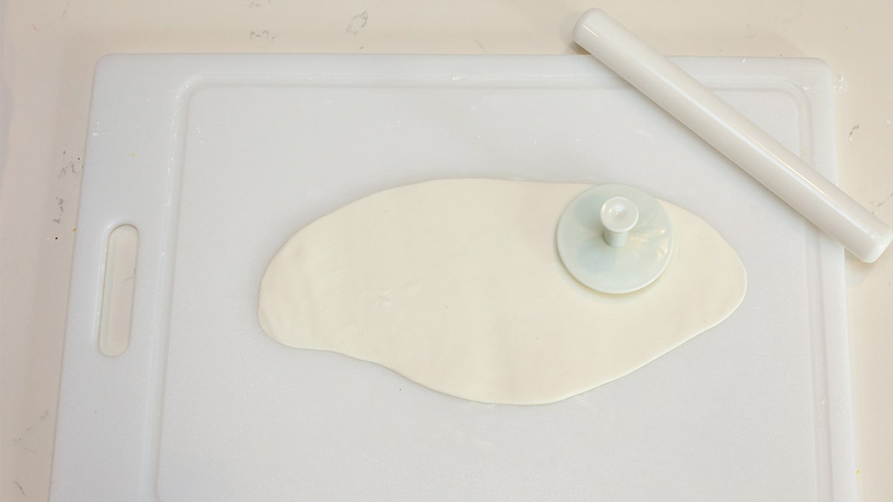 rolling out the fondant dough