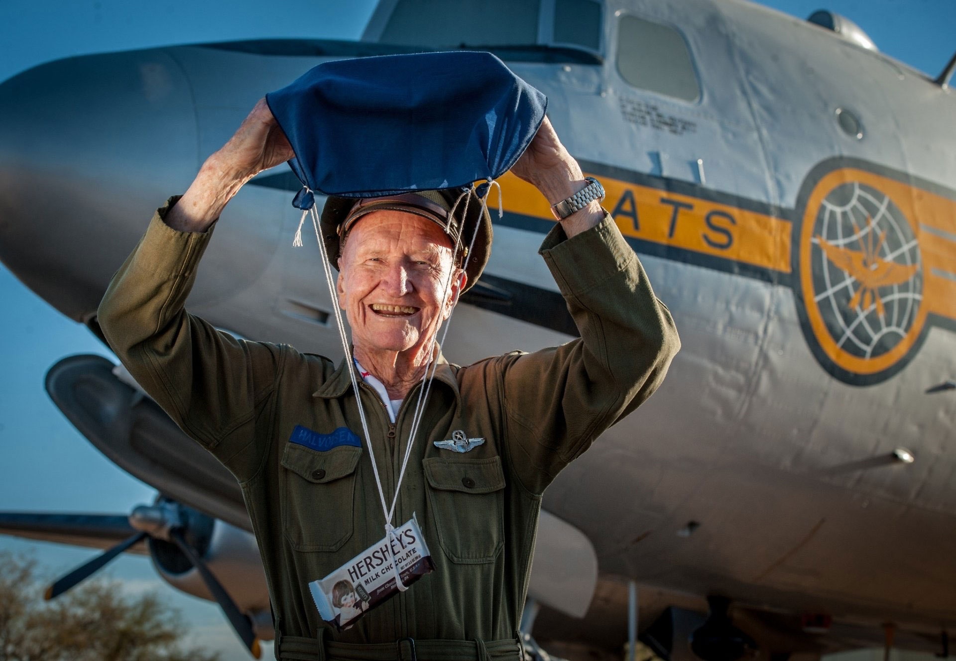 berlin candy bomber standing beside his plane