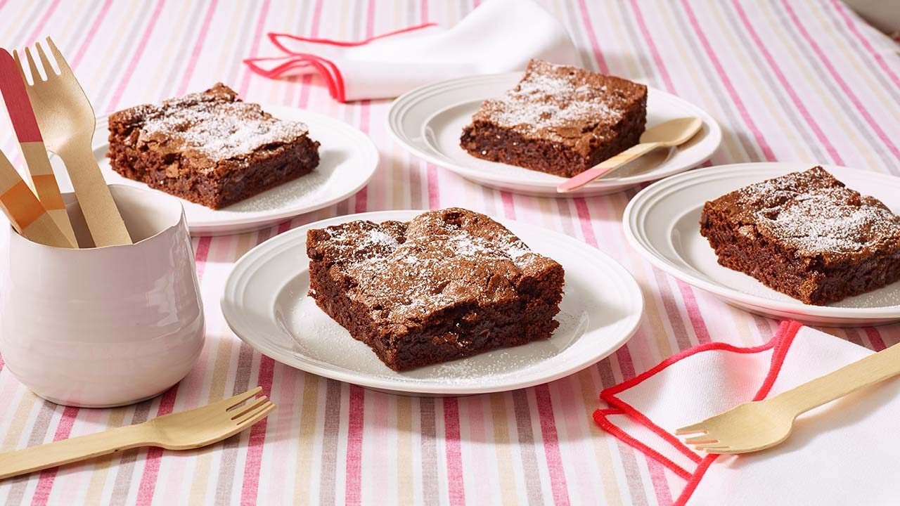 party plates with hersheys deep dish brownies on top